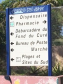 A road sign with the words in French